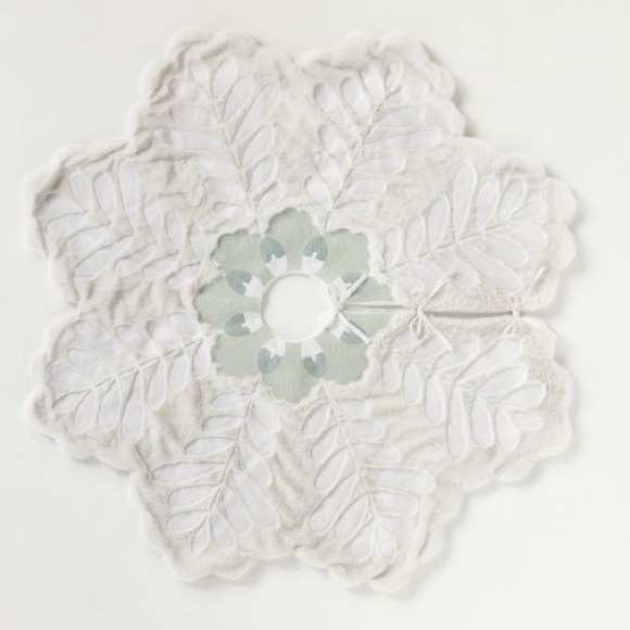 Faux Fur Snowflake Tree skirt - Picture 2 of 7